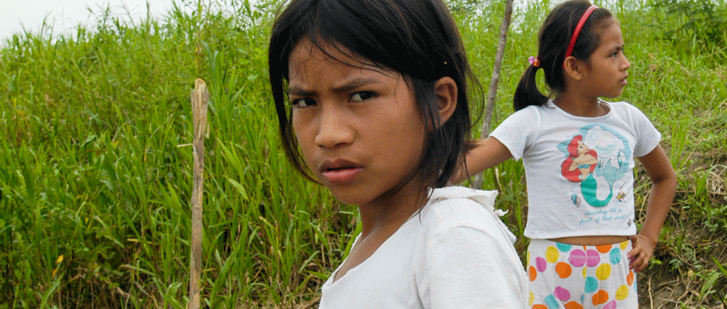 Kinder am Ufer des Amazonas