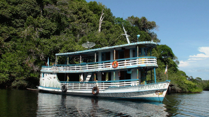 Typisches Amazonas Schiff für Amazonas Reisen